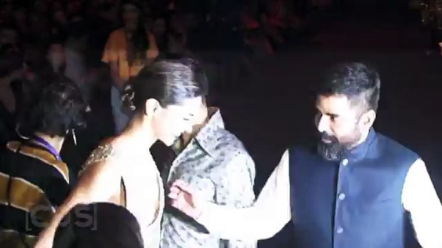 Deepika Padukone Hot Sideboob Wardrobe Malfunction At Lakme Fashion Week 2016 !!