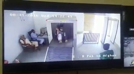 دنیا کا انوکھا ترین انسان - سکیننگ مشین میں سامان کی جگہ خود ہی گھس گیا