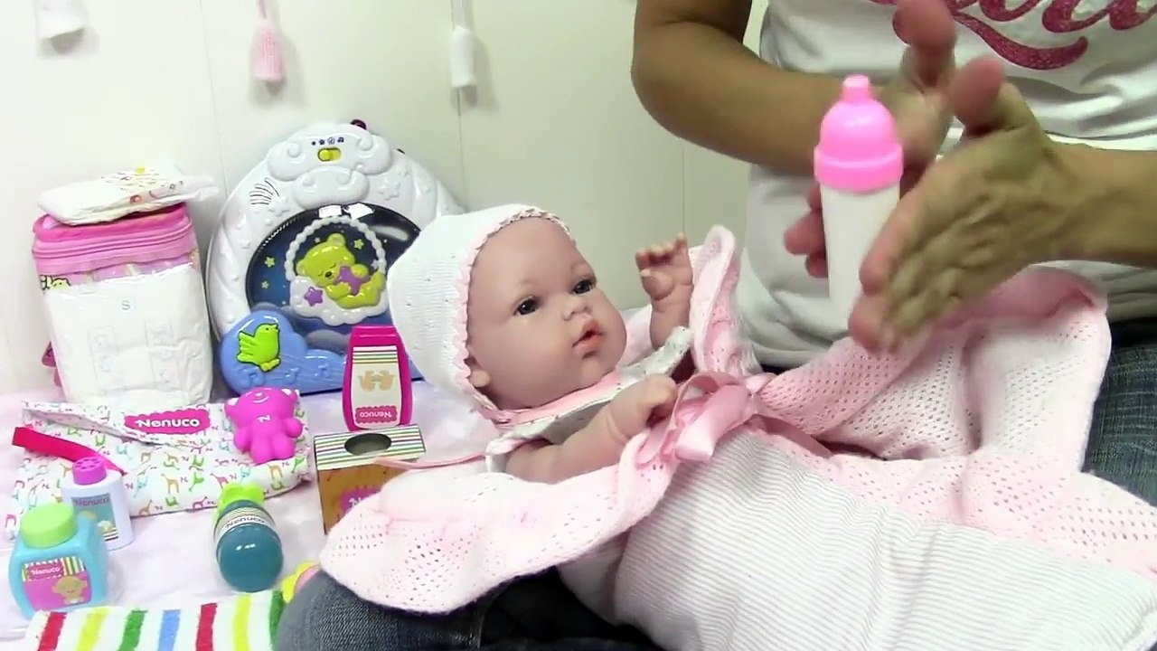 Juguetes Nenuco bolso cambiador, a la muñeca bebé Lucía recién nacida le cambiamos el pañal