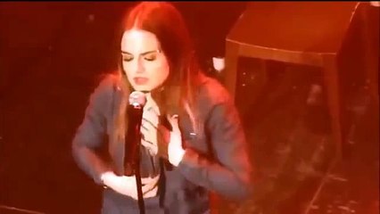 La chanteuse JoJo fait un strip-tease pour ses fans en plein concert