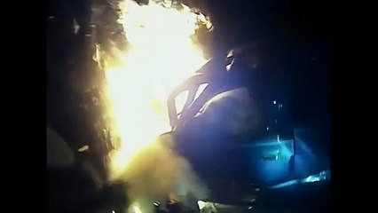 Download Video: Ce policier va sauver un homme piégé dans un incendie