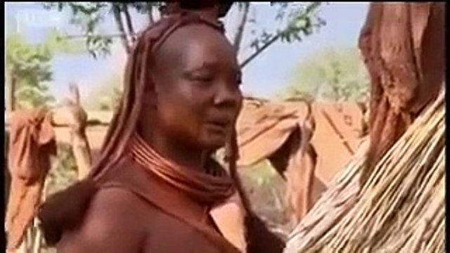 Ragazza della tribù Himba nel giorno del suo matrimonio forzato