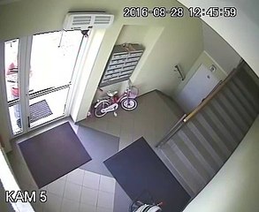 Un livreur de journaux pose sa peche dans un hall de batiment... ahaha