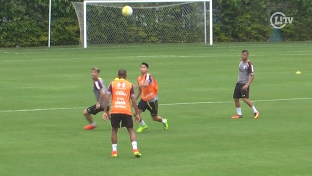 Chapelaria! Jogadores do São Paulo distribuem chapéus em treino