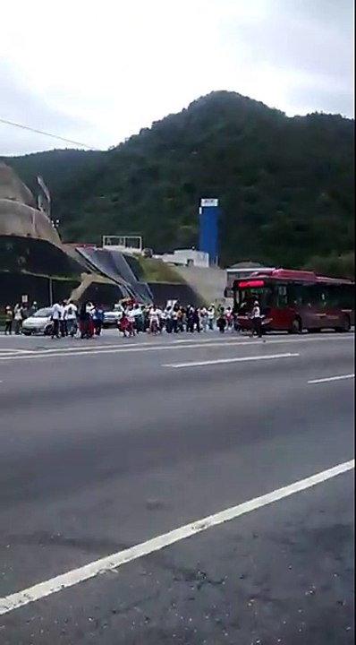 Se fueron caminando tras cierre de la autopista Guarenas- Caracas