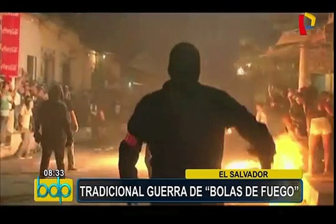 El Salvador: tradicional guerra de ‘bolas de fuego’