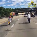 Un fou du cross slalom en roue arrière sur l'autoroute.