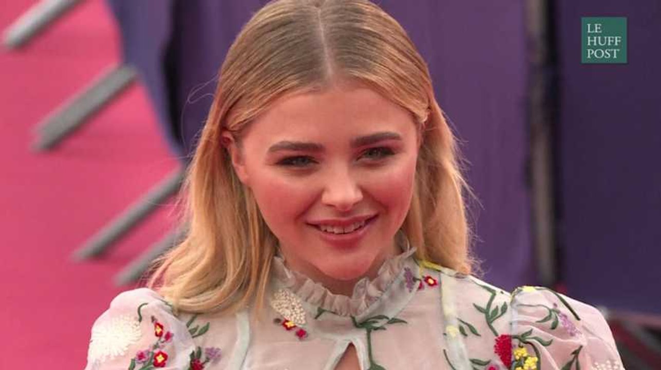 Chloë Grace Moretz joue avec sa robe sur le tapis rouge de Deauville