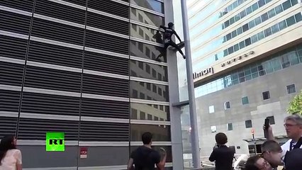 Un hombre escaló un rascacielos de París sin protección