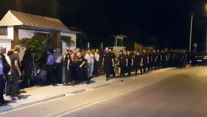 Koleget e efektivit te vrare shkojne ne banesen e tij