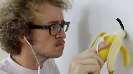 Creative Artist Shows Us How To Draw Using Bananas