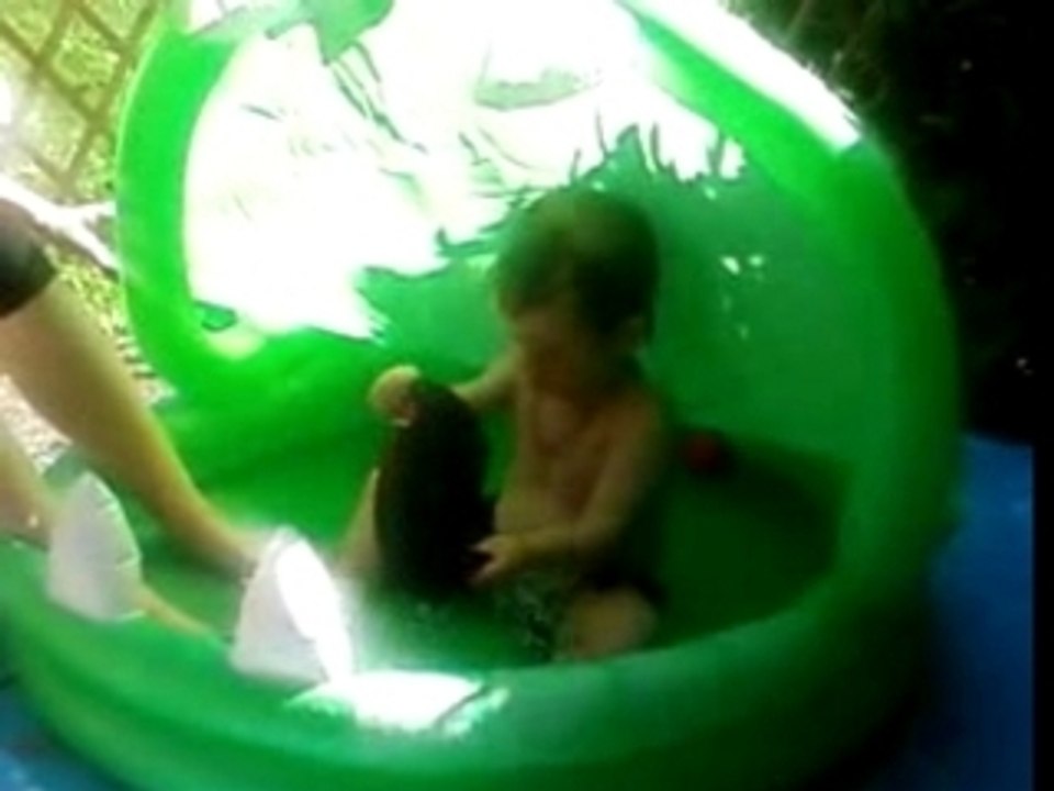 Tibo dans la piscine