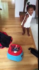 Cette petite a une chanson pour aller au toilettes super catchy !