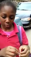 Une mère défonce sa fille qui embête une camarade de classe