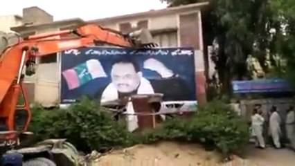 Urooj Ka Zawal…Rangers Removing Posters Of Altaf Hussain