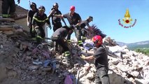 Sauvetage d'un chien 9 jours après le séisme en Italie