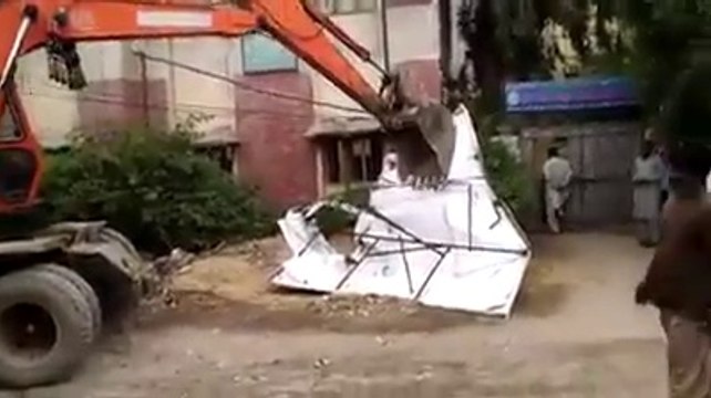 Urooj Ka Zawal…Rangers Removing Posters Of Altaf Hussain