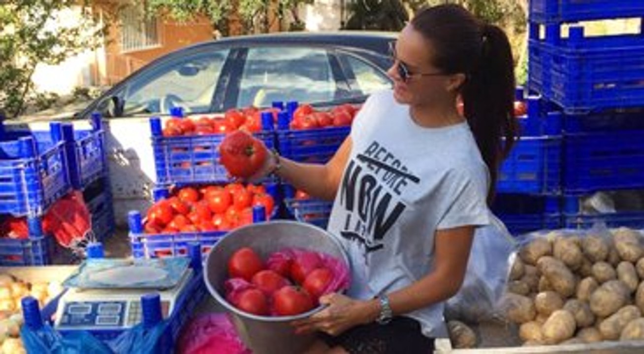 Ebru Şallı, Domates Kamyonunu Durdurup Üzerine Çıktı