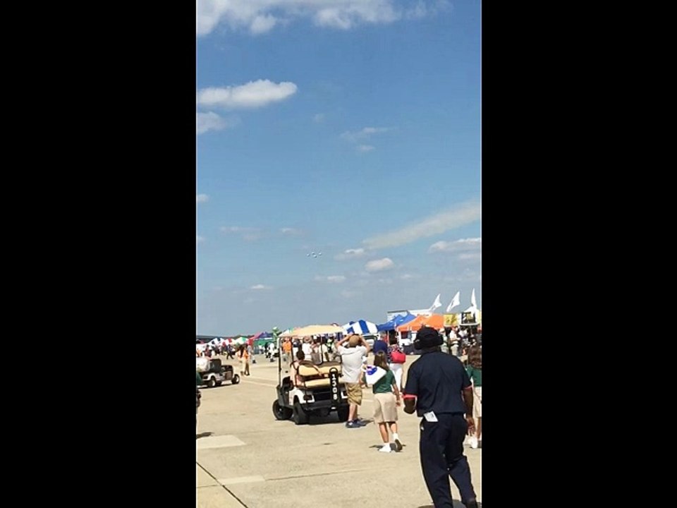 UFO Streaks above Thunderbirds Demonstration at JB Andrews,MD, US,18.09.2015.