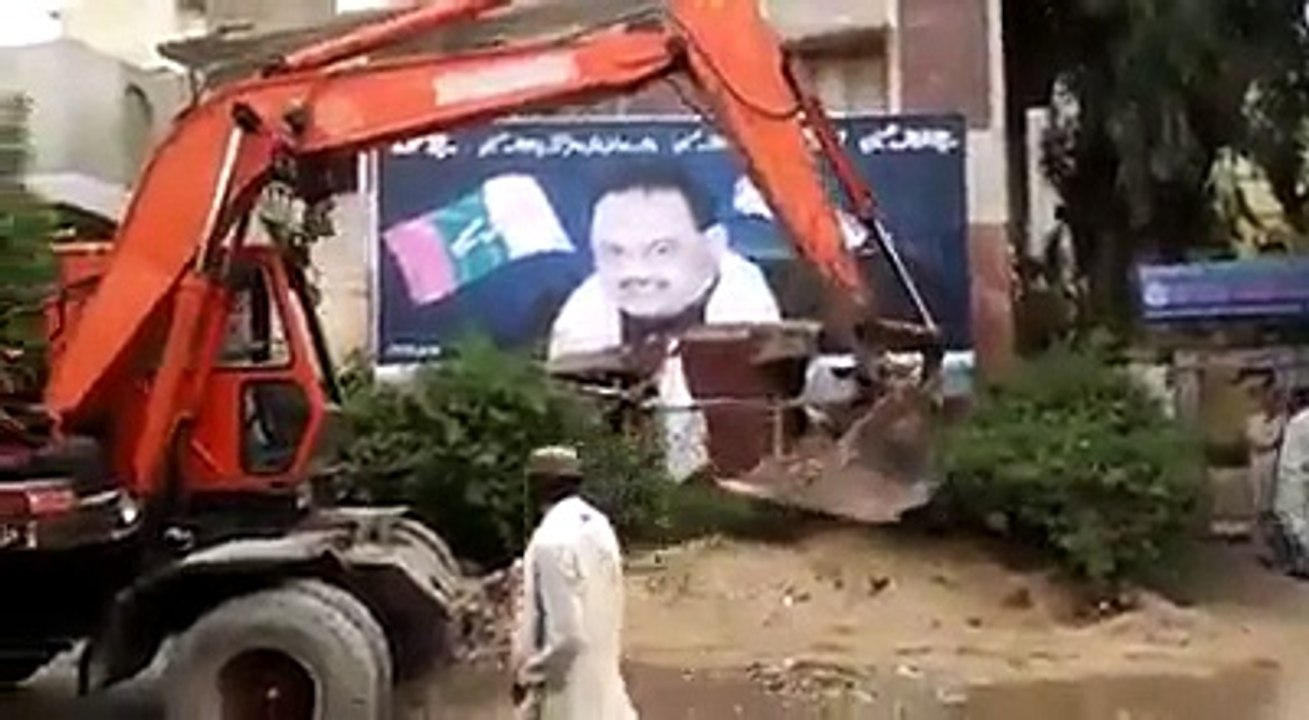 Urooj Ka Zawal…Rangers Removing Posters Of Altaf Hussain