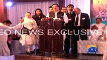 Stage fell when Yousaf Raza Gillani came on stage for speech - Video