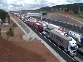 Saatlerdir trafikte olduklarını belirten  sürücüler duruma tepki gösterdi.