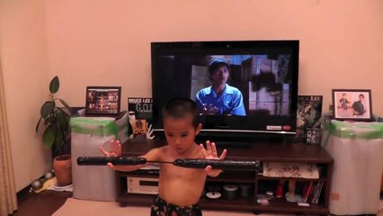 Niño imita al legendario  Bruce Lee