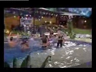 Simple Plan live BigBrotherBrazil - scène de piscine