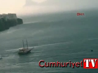 Antalya'da tur teknesi battı