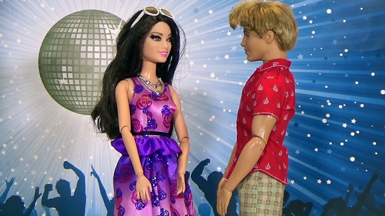 ¡Barbie ve a Ken besando a Raquel! - Capítulo #14 - juguetes Barbie en español