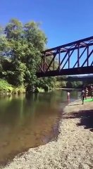 Il jette son fils de 4 ans dans une rivière depuis un pont.
