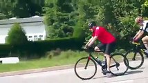 John Kerry fait une balade à vélo