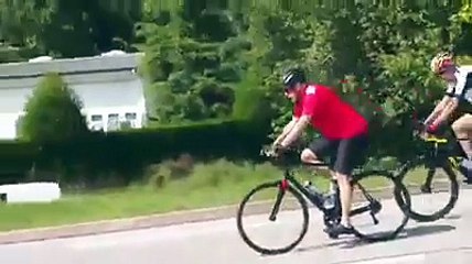John Kerry fait une balade à vélo