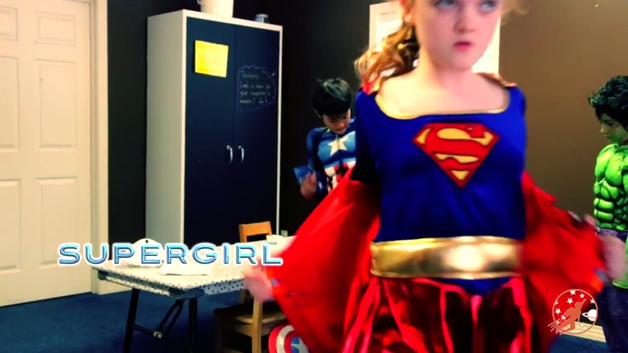 Little Super heroes 11 - The Inspector with Supergirl, Batman and the Flash