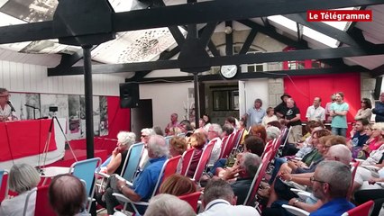 Huelgoat (29). Record d'affluence pour Michel Onfray à l'Ecole des filles