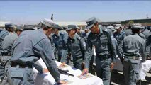Policías afganos celebran su ceremonia de graduación en Nangarhar