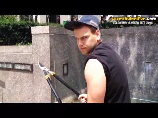 Demir Makasıyla Selfie Sticklere Dalan Adam