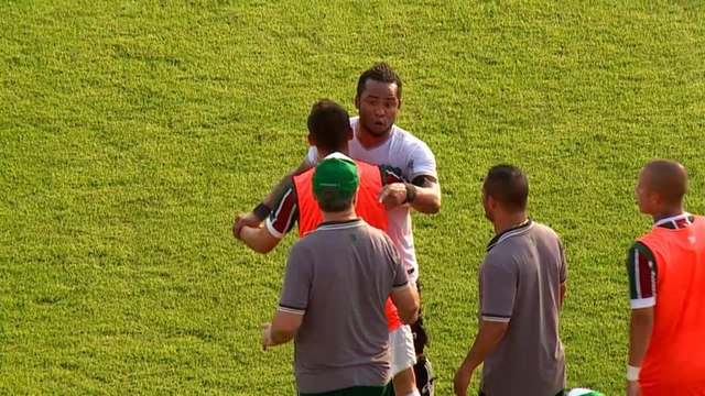 Polêmica! Carlos Alberto discute com Levir Culpi no campo