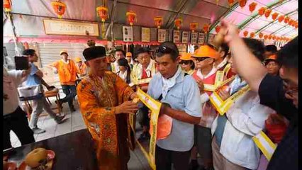 Centenares de personas participan en Taiwán en el festival de los fantasmas