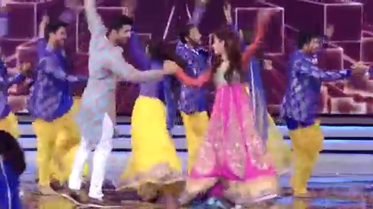 AWESOME PERFORMANCE BY MAHIRA  KHAN AND SHEHRYAR  2018