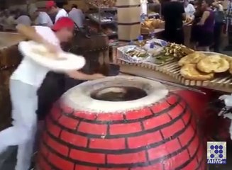 تندور میں روٹی لگانے کے لیے لڑکا تندور میں چلاگیا، یقین نہ آئے تو اس ویڈیو میں دیکھیں