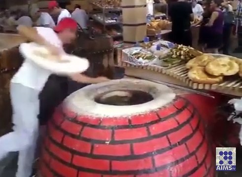 تندور میں روٹی لگانے کے لیے لڑکا تندور میں چلاگیا، یقین نہ آئے تو اس ویڈیو میں دیکھیں