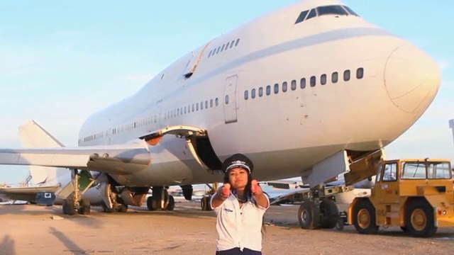 Ils transforment un avion Boeing 747 Jumbo en boite de nuit pour le Festival Burning Man 2016