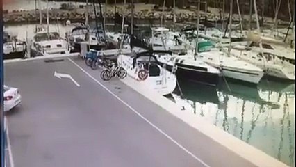 Oublier le frein à main de sa voiture sur le quai d'un port - video drole