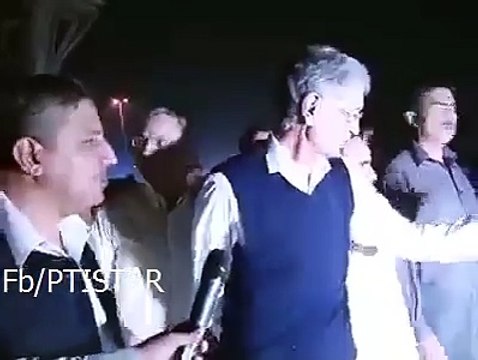 Pervaiz Khatak with locals of KPK without protocol and asking them about KPK Govt performance