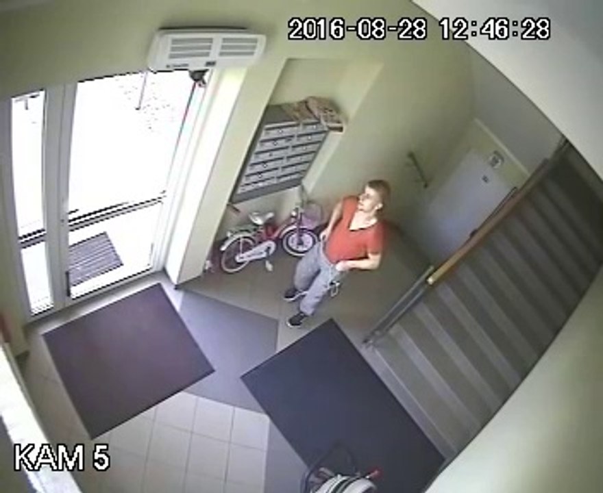 Un livreur de journaux pris en flag par une caméra de surveillance ..