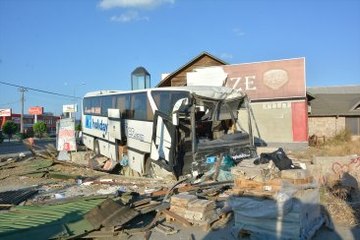 Edremit'te Otobüs ile Otomobil Çarpıştı: 2 Ölü, 22 Yaralı