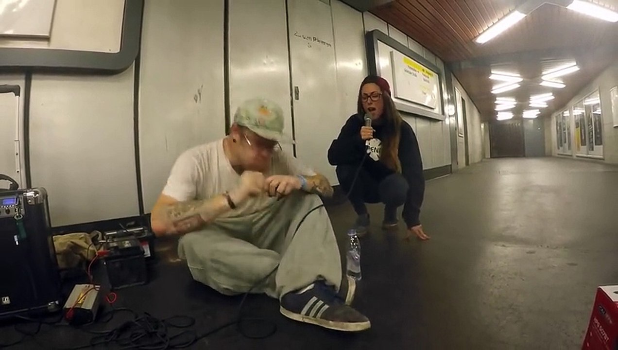 Impro géniale entre une chanteuse et un rappeur dans les couloirs du métro