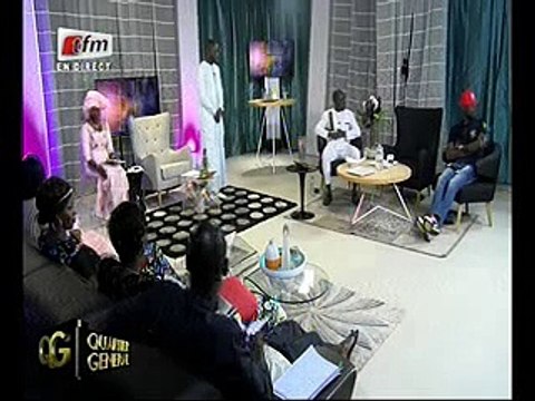 Les animateurs se lèvent pour accueillir Abbé Jacques sauf Sanex