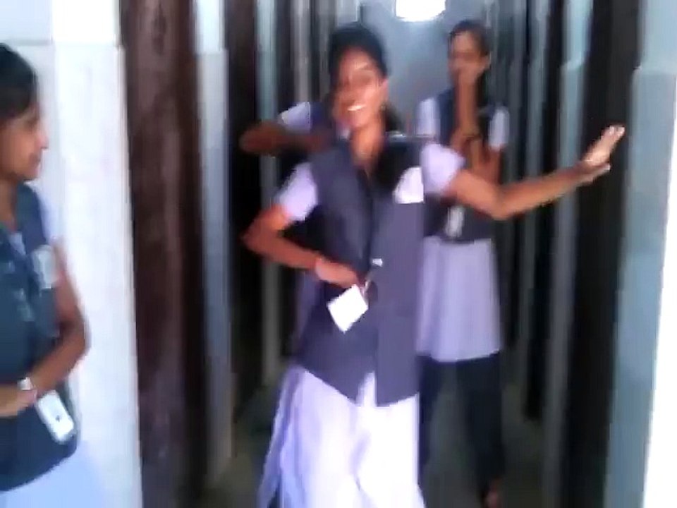 tamil song in Dance Kerala girls funny dance ഒരു ഐറ്റം ഡാൻസ് ...